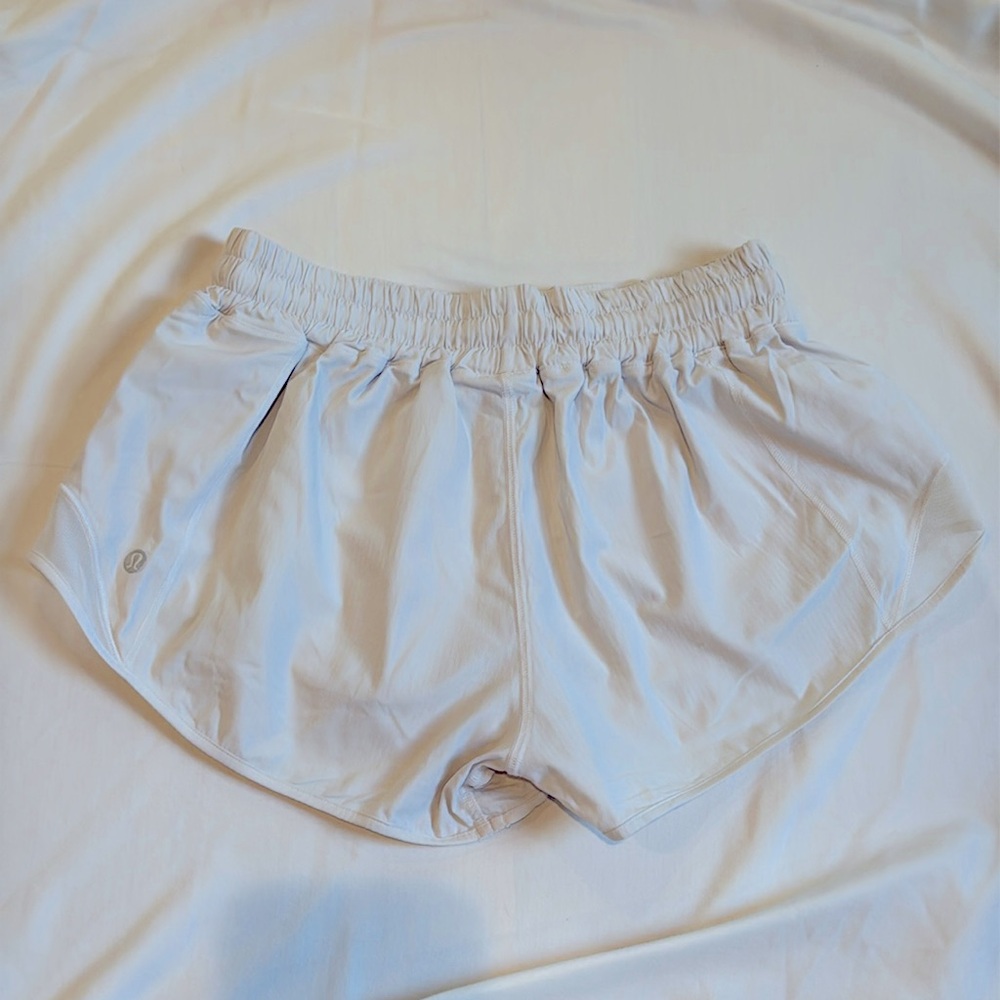 White Lululemon 2.5” Hotty Hot Shorts🤍